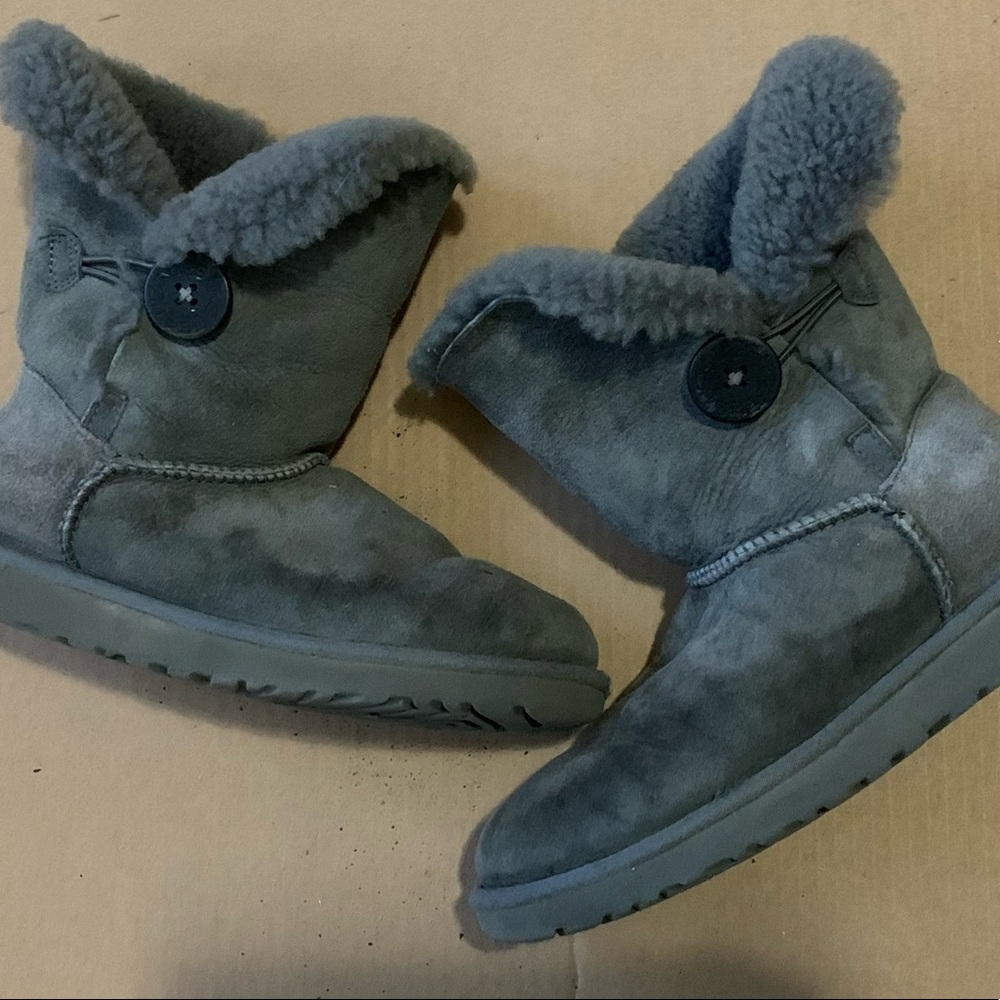Grey Uggs​